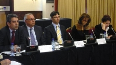 Στιγμιότυπο από το στρογγυλό τραπέζι - στα μέσα ο υπουργός Οικονομίας και Ενέργειας, Τράιτσο Τράικοφ, αριστερά - ο υπουργός Περιφερειακής Ανάπτυξης και Δημοσίων Έργων Ρόσεν Πλέβνελιεφ